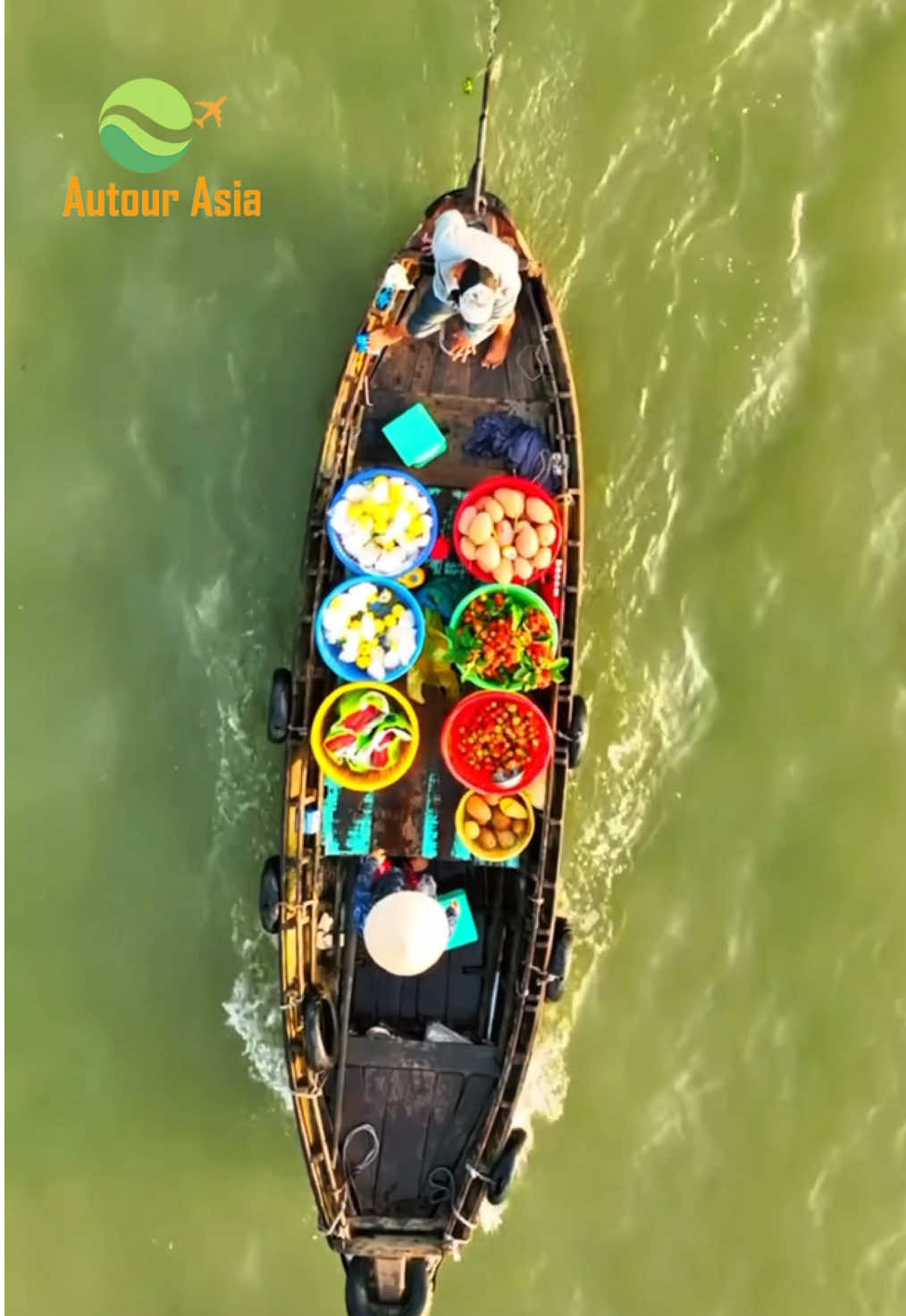 March&eacute; flottant de Cai Rang - Le symbole le plus typique du delta du M&eacute;kong 🌅 T&ocirc;t le matin, des centaines de bateaux se rassemblent et naviguent autour pour acheter et vendre des marchandises dans une ambiance anim&eacute;e et color&eacute;e. Il s'agit d'un march&eacute; de gros, o&ugrave; l'on vend principalement des fruits, des l&eacute;gumes et d'autres produits agricoles comme des noix de coco, des fleurs de printemps, des past&egrave;ques, du manioc ou encore des ananas provenant de 13 provinces voisines de la r&eacute;gion du delta du M&eacute;kong. Malgr&eacute; l'agitation, vous trouverez d&rsquo;&eacute;tranges instants de tranquillit&eacute; ✨ en vous immergeant dans le mode de vie rustique des Vietnamiens 🇻🇳, en respirant la brise fra&icirc;che du grand fleuve et en d&eacute;gustant un petit d&eacute;jeuner savoureux 🍜 accompagn&eacute; d&rsquo;un caf&eacute; fumant sur un petit bateau au c&oelig;ur de la rivi&egrave;re Cai Rang. 🚣&zwj;♀️#autourasia #voyagevietnam #vietnamtravel #mekongdelta #cairangfloatingmarket 