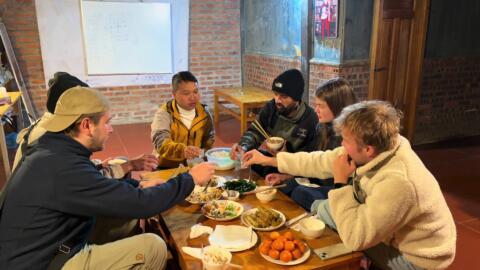 Happy dinner at sapa hmong bungalow homestay. 😊 #sapa #dinner #traveltiktok #travelvietnam 