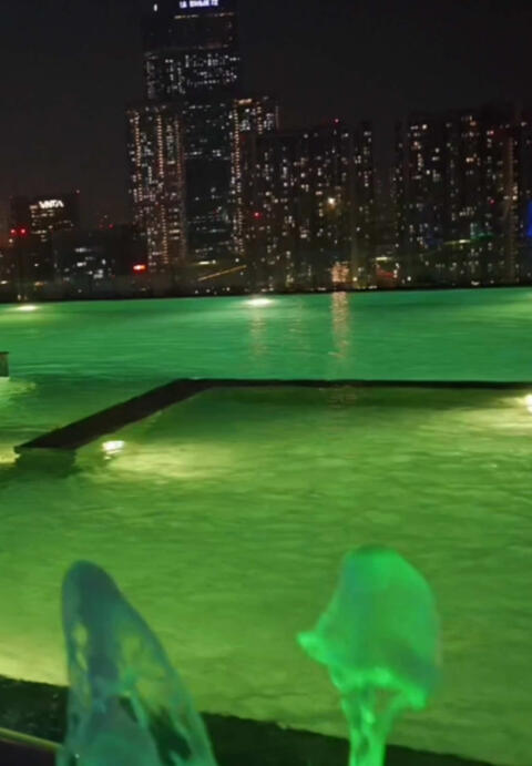 Đi bơi g&igrave; chưa người đẹp 😻 #xuhuong #fypシ゚ #beboi #infinitypool #swisbelresidenceshanoi #epictowerswissbelresidences #epictower #luxurylifestyle #epictower #rooftopinfinitypool #swissbelhotel #beboivocuc #pool #hotelinhanoi 
