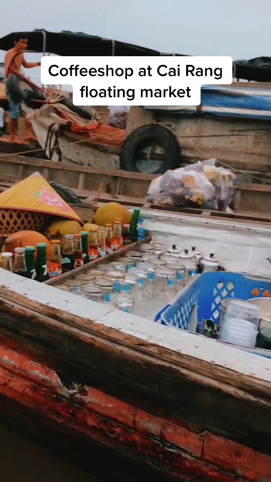 Floating coffee shops?! A must at Cai Rang floating market #mekongdelta #cairang #cantho #vietnamtravel #vietnamlife #floatingmarket #vietnam
