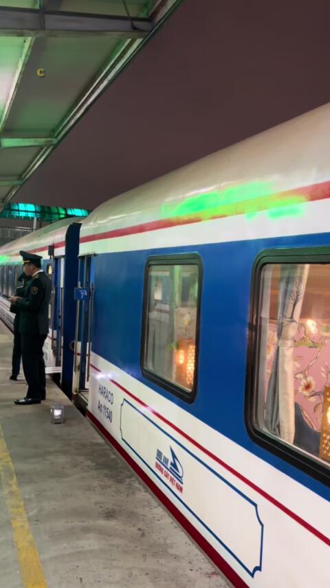 Come with us on a 17 hour sleeper train from Hanoi to Danang, Vietnam! 🚂🇻🇳 #traveltok #vietnam #train #teachersoftiktok #gotoco 