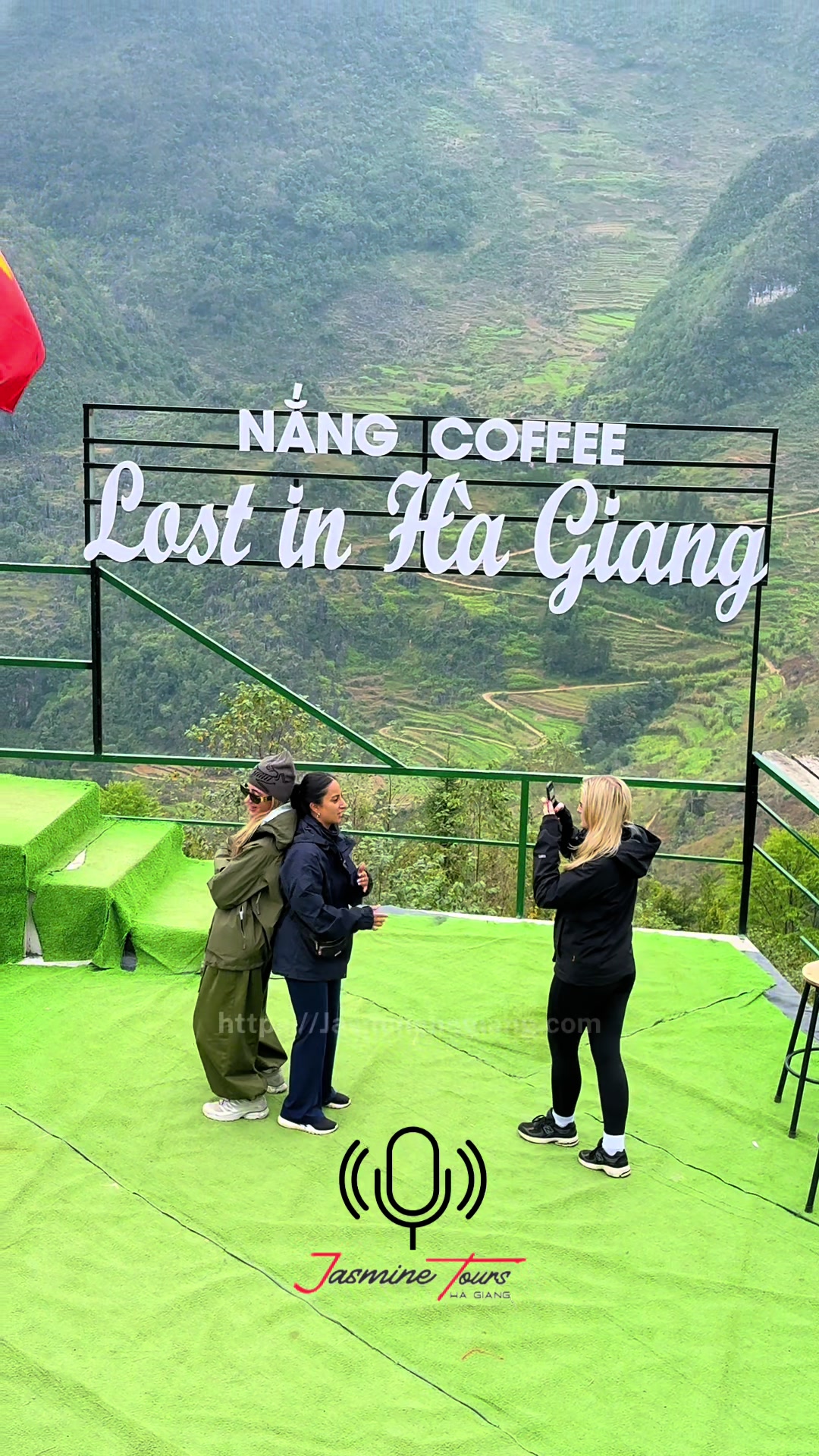 Behind-the-scenes video of a popular TikTok idol.  #xuhướng #xuhuongtiktokk #jasminetour #hagiangloop #jasmine 