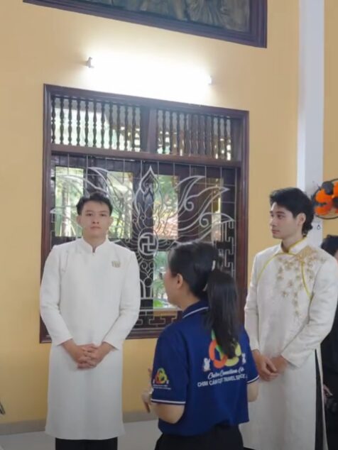 [ENGLISH BELOW] 📸 PHOTO TOUR &ldquo;CHẠM V&Agrave;O QU&Aacute; KHỨ, Đ&Oacute;N NHỊP TƯƠNG LAI&rdquo; &ndash; H&Agrave;NH TR&Igrave;NH KH&Aacute;M PH&Aacute; TH&Agrave;NH PHỐ HỒ CH&Iacute; MINH QUA T&Agrave; &Aacute;O D&Agrave;I Hưởng ứng Lễ hội &Aacute;o d&agrave;i Th&agrave;nh phố Hồ Ch&iacute; Minh lần thứ 12 năm 2026, chương tr&igrave;nh Photo tour &ldquo;Chạm v&agrave;o qu&aacute; khứ, Đ&oacute;n nhịp tương lai&rdquo; c&ugrave;ng Đại sứ Lễ hội &Aacute;o d&agrave;i Th&agrave;nh phố Hồ Ch&iacute; Minh 2026 Phạm Tuấn Ngọc &ndash; &Aacute; vương 1 Mr. World Việt Nam v&agrave; c&aacute;c người đẹp. H&agrave;nh tr&igrave;nh đưa đo&agrave;n kh&aacute;ch đến khảo s&aacute;t v&agrave; trải nghiệm tại phường Đ&ocirc;ng Hưng Thuận v&agrave; phường Trung Mỹ T&acirc;y, hai khu vực đang sở hữu nhiều tiềm năng ph&aacute;t triển du lịch mới của th&agrave;nh phố. Dưới g&oacute;c nh&igrave;n s&aacute;ng tạo của nhiếp ảnh gia Trịnh Quốc Huy, Đại sứ Tuấn Ngọc c&ugrave;ng đo&agrave;n đ&atilde; thực hiện bộ ảnh với hai concept gi&agrave;u cảm x&uacute;c: ✨ &ldquo;Ho&agrave;i niệm xưa&rdquo; tại kh&ocirc;ng gian cổ k&iacute;nh của ch&ugrave;a Vĩnh Phước (phường Đ&ocirc;ng Hưng Thuận) 🌿 &ldquo;Xanh ng&agrave;y mới&rdquo; tại C&ocirc;ng vi&ecirc;n Phần mềm Quang Trung (phường Trung Mỹ T&acirc;y) &ndash; biểu tượng cho sự năng động v&agrave; đổi mới của đ&ocirc; thị. Hoạt động photo tour kh&ocirc;ng chỉ tạo n&ecirc;n những khung h&igrave;nh nghệ thuật t&ocirc;n vinh vẻ đẹp &aacute;o d&agrave;i, m&agrave; c&ograve;n g&oacute;p phần hiện thực h&oacute;a định hướng của &ocirc;ng Phạm Huy B&igrave;nh &ndash; Gi&aacute;m đốc Sở Du lịch TP.HCM trong việc x&acirc;y dựng Lễ hội &Aacute;o d&agrave;i trở th&agrave;nh sản phẩm du lịch đặc trưng của th&agrave;nh phố, kết nối h&igrave;nh ảnh &aacute;o d&agrave;i với c&aacute;c điểm đến văn h&oacute;a, lịch sử v&agrave; kh&ocirc;ng gian s&aacute;ng tạo mới. Chương tr&igrave;nh được tổ chức với sự đồng h&agrave;nh của C&ocirc;ng ty CP Dịch vụ Lữ h&agrave;nh Chim C&aacute;nh Cụt. Clip của chương tr&igrave;nh sử dụng ca kh&uacute;c &ldquo;Sợi tơ v&agrave;ng son, dệt n&ecirc;n kh&aacute;t vọng&rdquo;, do đạo diễn Th&agrave;nh C&ocirc;ng viết lời v&agrave; phổ nhạc bằng c&ocirc;ng nghệ AI, như một giai điệu kết nối giữa truyền thống v&agrave; tương lai của th&agrave;nh phố. 🎶 -----------------------/--------------------------  📸 PHOTO TOUR &ldquo;TOUCHING THE PAST, EMBRACING THE RHYTHM OF THE FUTURE&rdquo; &ndash; A JOURNEY TO DISCOVER HO CHI MINH CITY THROUGH THE AO DAI In response to the 12th HCMC Ao Dai Festival, the Photo Tour &ldquo;Touching the Past, Embracing the Rhythm of the Future&rdquo; was organized with the participation of Pham Tuan Ngoc &ndash; Ambassador of the HCMC Ao Dai Festival, 1st Runner-up of Mr. World Vietnam, along with several beauty ambassadors. The journey brought participants to explore and experience Dong Hung Thuan Ward and Trung My Tay Ward, two areas that hold promising potential for the city&rsquo;s emerging tourism development. Through the creative lens of photographer Trinh Quoc Huy, Ambassador Tuan Ngoc and the group created a photo series featuring two emotional concepts: ✨ &ldquo;Nostalgia of the Past&rdquo; at the ancient and tranquil Vinh Phuoc Pagoda (Dong Hung Thuan Ward) 🌿 &ldquo;Green New Day&rdquo; at Quang Trung Software Park (Trung My Tay Ward) &ndash; a symbol of the city&rsquo;s innovation and dynamic urban development. The photo tour not only produced artistic images that celebrate the beauty of the Ao Dai, but also contributes to realizing the strategic vision of Pham Huy Binh &ndash; Director of the Ho Chi Minh City Department of Tourism to elevate the Ao Dai Festival into a signature tourism product of the city, connecting the iconic traditional costume with cultural, historical, and creative destinations. The program was organized with the support of Penguin Travel Services Joint Stock Company. The event clip features the song &ldquo;Golden Threads Weaving Aspirations&rdquo;, written by director Thanh Cong and composed with AI technology, serving as a musical bridge between tradition and the future of the city. 🎶 #LehoiAodaiTPHCM2026 #dulichthanhphohochiminh #soitovangsondetnenkhatvong #VibrantHoChiMinhCity #hcmcaodaifestival #GoldenThreadsWeavingAspirations #visithcmc #March2026