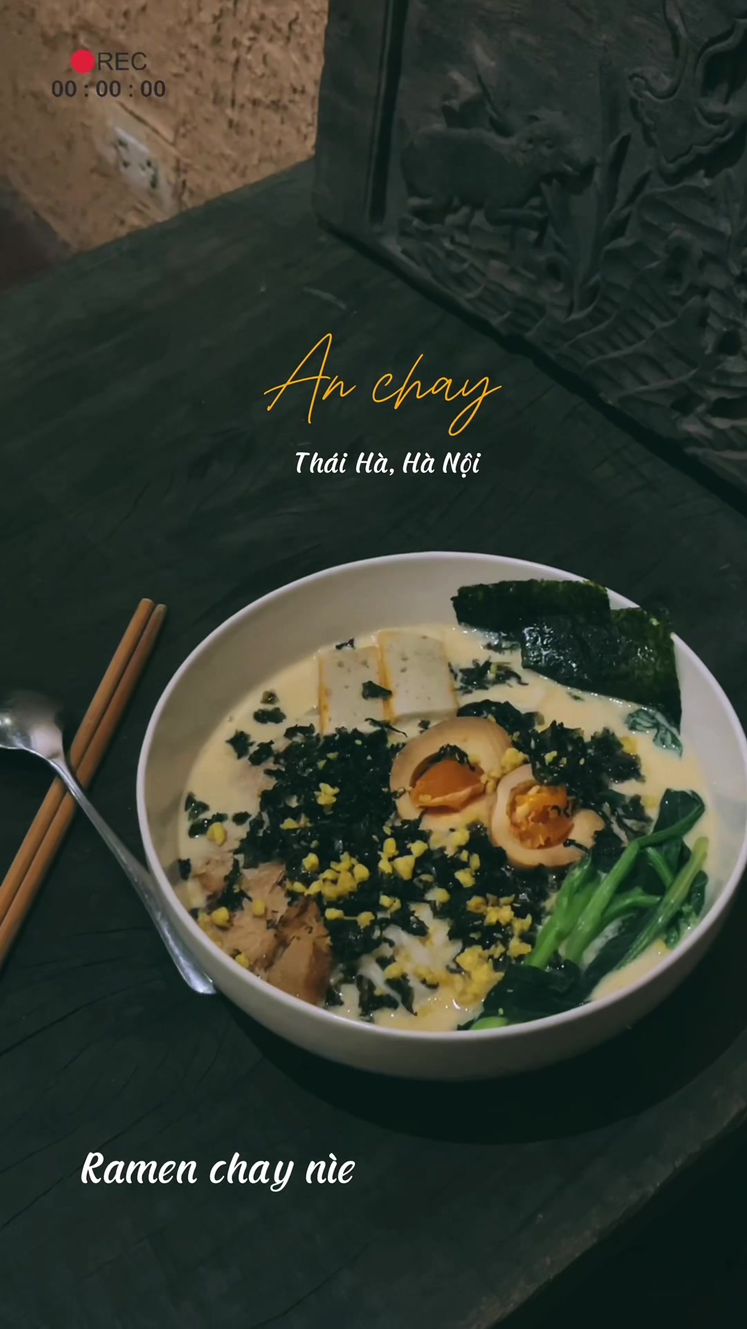 Qu&aacute;n chay hidden ngay giữa l&ograve;ng thủ đ&ocirc; n&egrave; 🎐 m&ecirc; kh&ocirc;ng gian gh&ecirc;. Chất lượng đồ chay cũng ổn &aacute;p nh&eacute; ạ 🧸 #hanoi #hiddengems #anchay #hanoifood #chay #foodtiktok #veganfood #ramen 