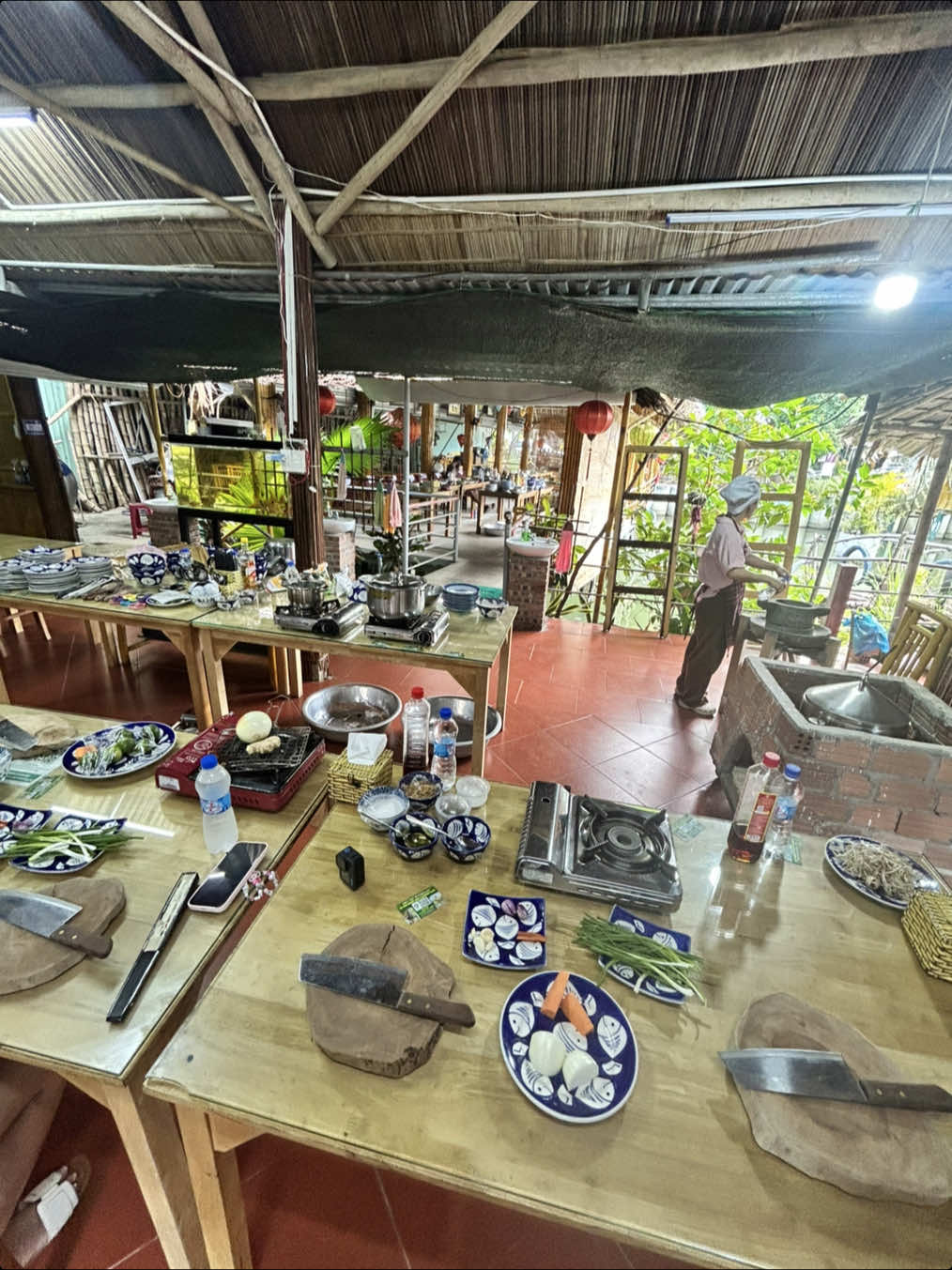Cooking class a Hoi An Molto carina e divertente, prima parte si va al mercato a comprare le materie prima e poi si cucina tutti insieme Oggi ho imparato a fare gli spring roll ed il tipico pancake vietnamita e poi alla fine ovviamente si mangia tutto Esperienza condivisa con una ragazza Italiana, grazie Marti ✨ #travel #cooking #cookingclass #vietnam #hoian #viaggiavventurenelmondo #viaggiare #asia #cucinare 