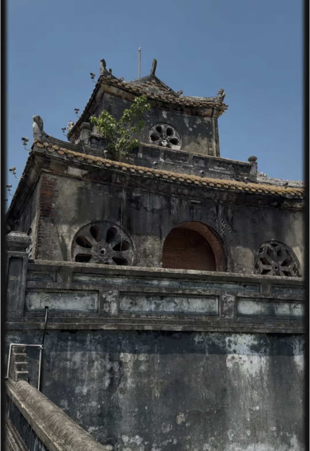 📍Imperial palace Hue, Vietnam  It's amazing that we can touch a piece of history🙏 #vietnam #hue #travel #ugc #travelblogger #holiday #imperialcity