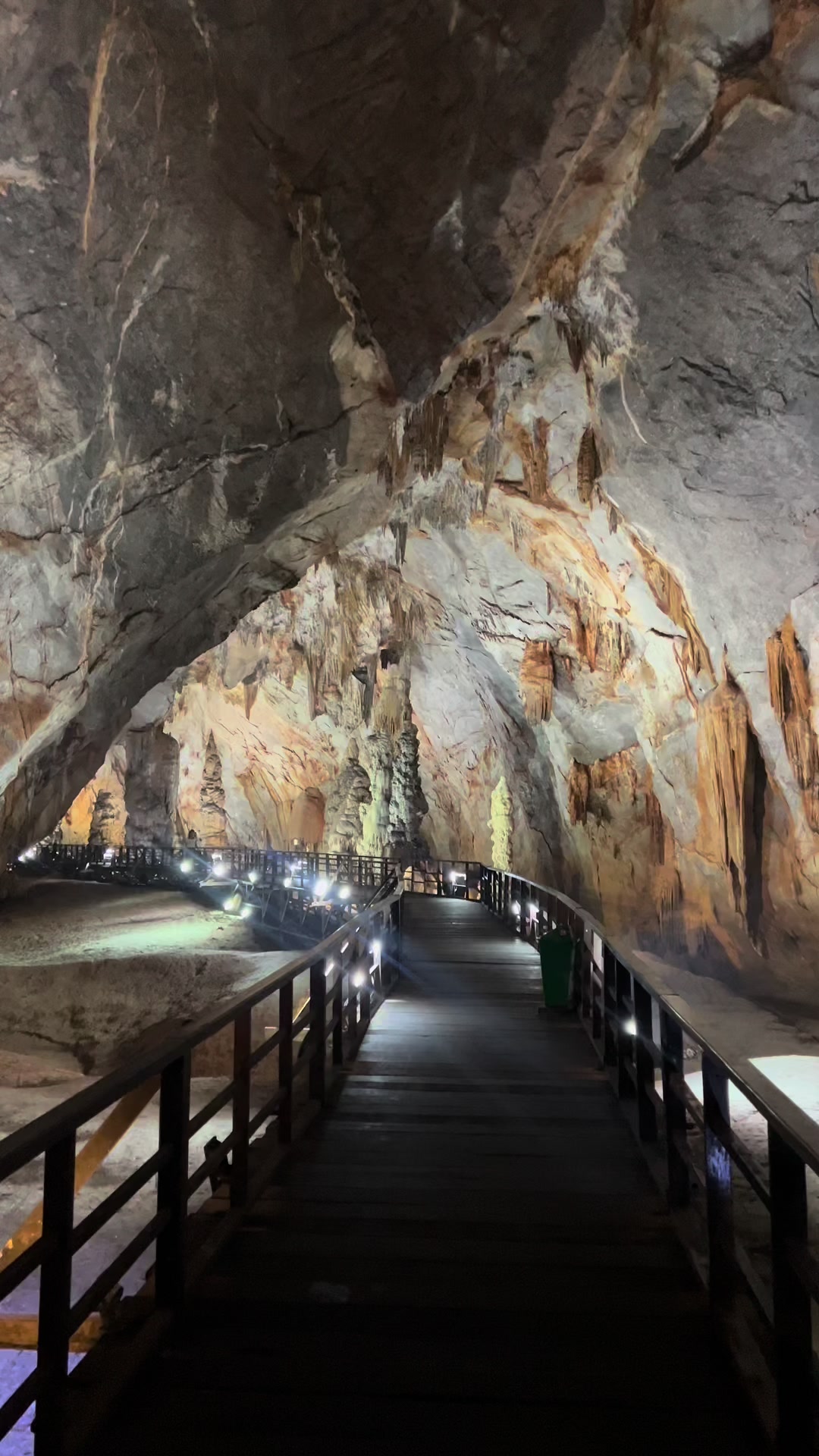 Một trong những động đẹp nhất ở Quảng B&igrave;nh. Động Thi&ecirc;n Đường: 600m đi bộ l&ecirc;n n&uacute;i l&agrave; xứng đ&aacute;ng #PhongNha #QuangBinh #Paradisecave