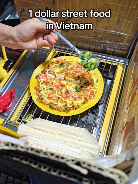 I tried 1 dollar street food be like in Saigon, Vietnam #streetfood 
