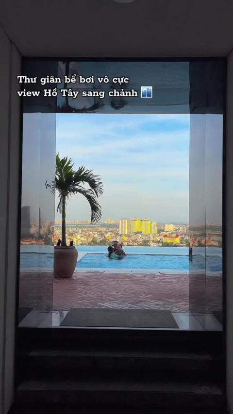 Bể bơi v&ocirc; cực view Hồ T&acirc;y siu đẹp tại kh&aacute;ch sạn L7 bạn biết chưa? Bể k&iacute;ch thước lớn, nhiều g&oacute;c checkin đẹp, hiện tại ksan c&oacute; g&oacute;i &ldquo;Swim & Savor&rdquo; cho kh&aacute;ch ngo&agrave;i đến trải nghiệm bao gồm Buffet tối v&agrave; sử dụng bể bơi, rất okela lun nha, đ&aacute;ng thử lắm ne 🥰 #hanoi #beboivocuc #l7westlakehanoibylotte 