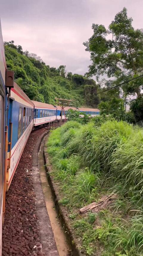 Night trains and new adventures: Hanoi to Da Nang edition🚆🇻🇳 #nighttrain #lamanexpress #hanoi #danang #vietnam #vietnamtravel 